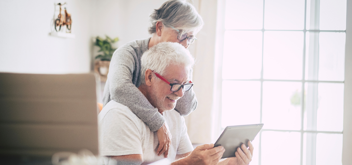 Ребенок с сердцем в руках. Забота 19. Забота 19. Забота 19. Мама и сын сток.