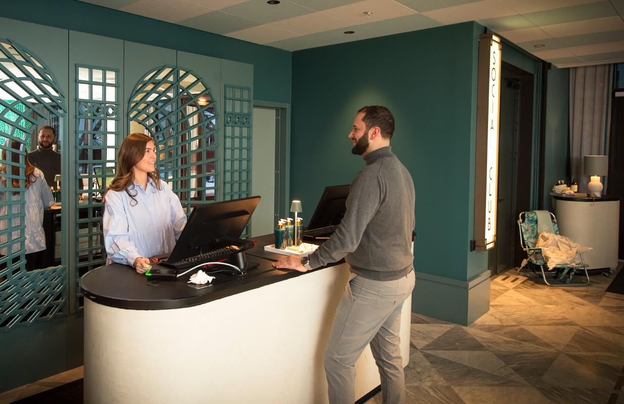 Hotel Riviera desk